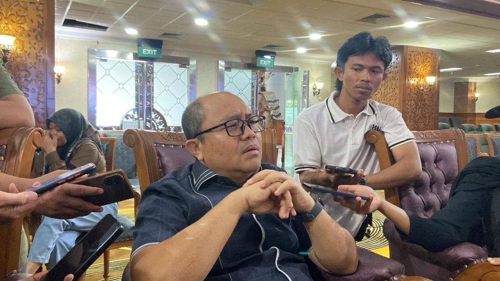Anggota DPRD Kutim Serukan Penyediaan Fasilitas Kendaraan di Puskesmas untuk Optimalisasi Layanan Kesehatan Anggota Dewan Perwakilan Rakyat Daerah (DPRD) Kutai Timur, dr. Novel TP saat diwawancarai di Gedung DPRD Kutim.