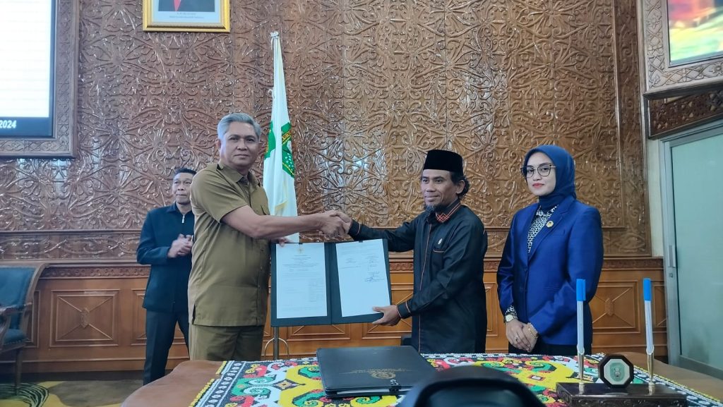 Raperda Pencegahan Bahaya Kebakaran Telah Disepakati DPRD dan Pemkab Kutim Sekretaris Daerah Kutai Timur, Rizali Hadi bersama Ketua DPRD Kutim Jimmi