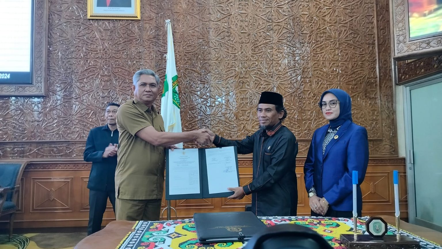 Sekretaris Daerah Kutai Timur, Rizali Hadi bersama Ketua DPRD Kutim Jimmi