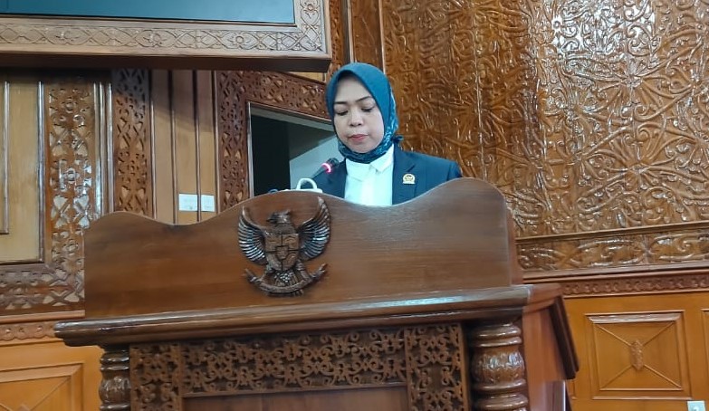 Mulyana, Anggota pansus Raperda PPBKP DPRD Kutim saat membacakan laporan pansus di Gedung DPRD Kutim, Senin (11/11/2024)
