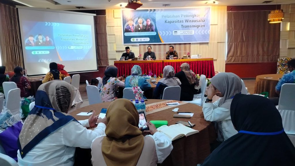 Disnakertrans Kutim Gelar Pelatihan Kewirausahaan untuk Transmigran di Hotel Royal Vicotiria