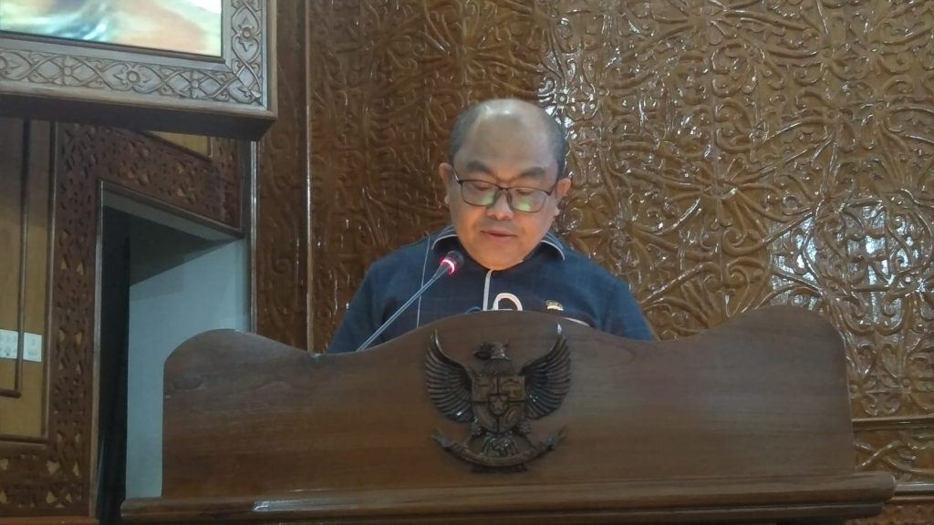Fraksi PIR Sampaikan Pandangan Umum Terkait Raperda APBD Kutim 2025 Ketua Fraksi Persatuan Indonesia Raya (PIR) dr. Novel Tyty Paembonan menyampaikan pandangan umum fraksinya dalam Rapat Paripurna Ke-XX Masa Persidangan Ke-I Tahun Sidang 2024/2025, Jumat (22/11/2024)