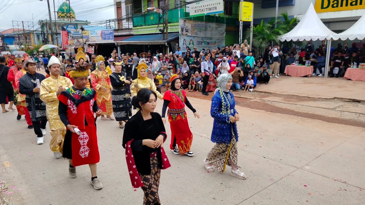 HUT ke-25 Kutim, Kirab Budaya Perkuat Kebanggaan Lokal dan Keragaman Tradisi Dinas pendidikan dan kebudayaan kutim menggelar kirab budaya dalam rangka HUT Kutim ke-25 di jalan margo santoso sangtta Utara, Minggu (27/10/2024)