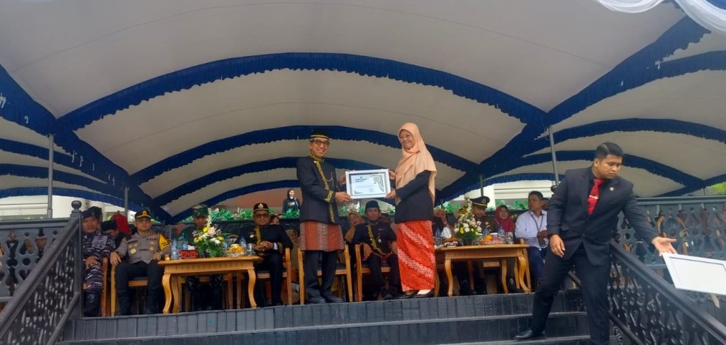 Guru TK Tunas Harapan 1 Kongbeng, Nia Lavenia saat menerima penghargaan juara 1 guru TK berprestasi pada Seleksi Apresiasi Guru oleh Komunitas Guru dan Tenaga Kependidikan Kutai Timur, Senin (25/11/2024).