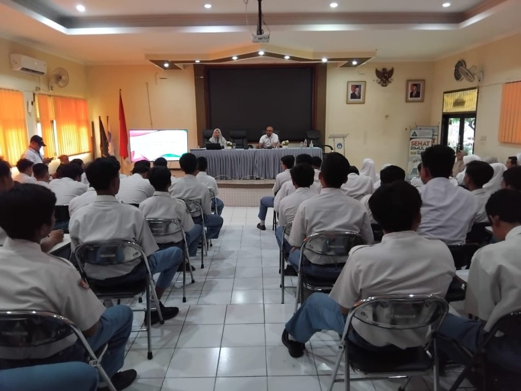 Puluhan siswa- siswi SMKN1 Sidoarjo,ikuti paparan Ketua Ketua KHGG,Etar Senin(25/11/24)