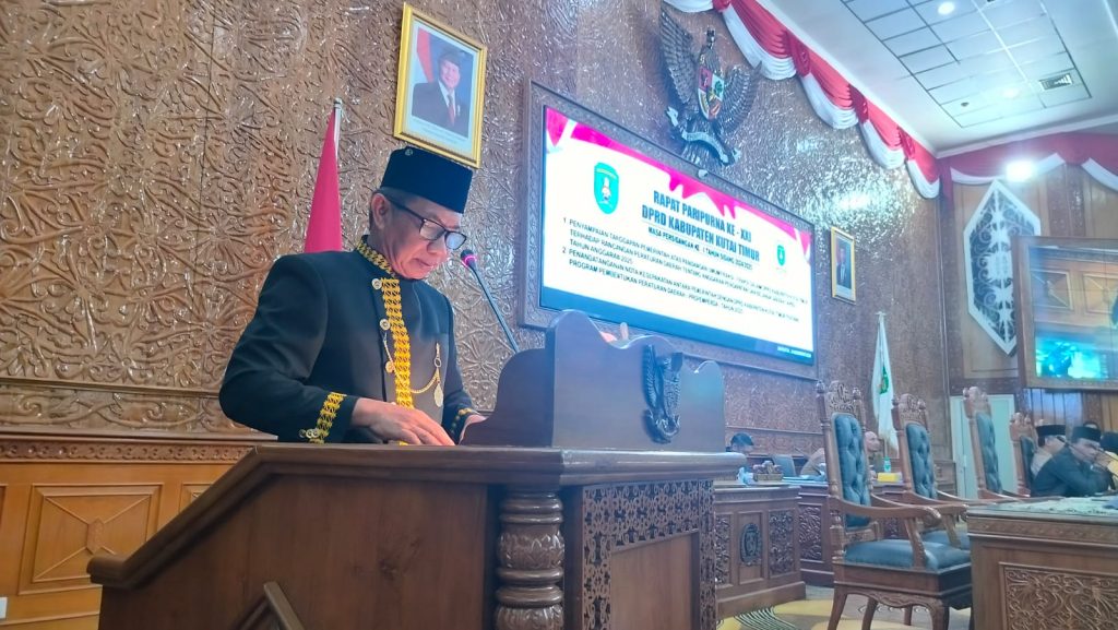 Pemkab Kutim Tanggapi Pandangan Fraksi DPRD Terkait RAPBD 2025 Sudirman Latif sebagai Asisten III Bidang Administrasi Umum Sekretariat Kabupaten (Setkab) Kutim