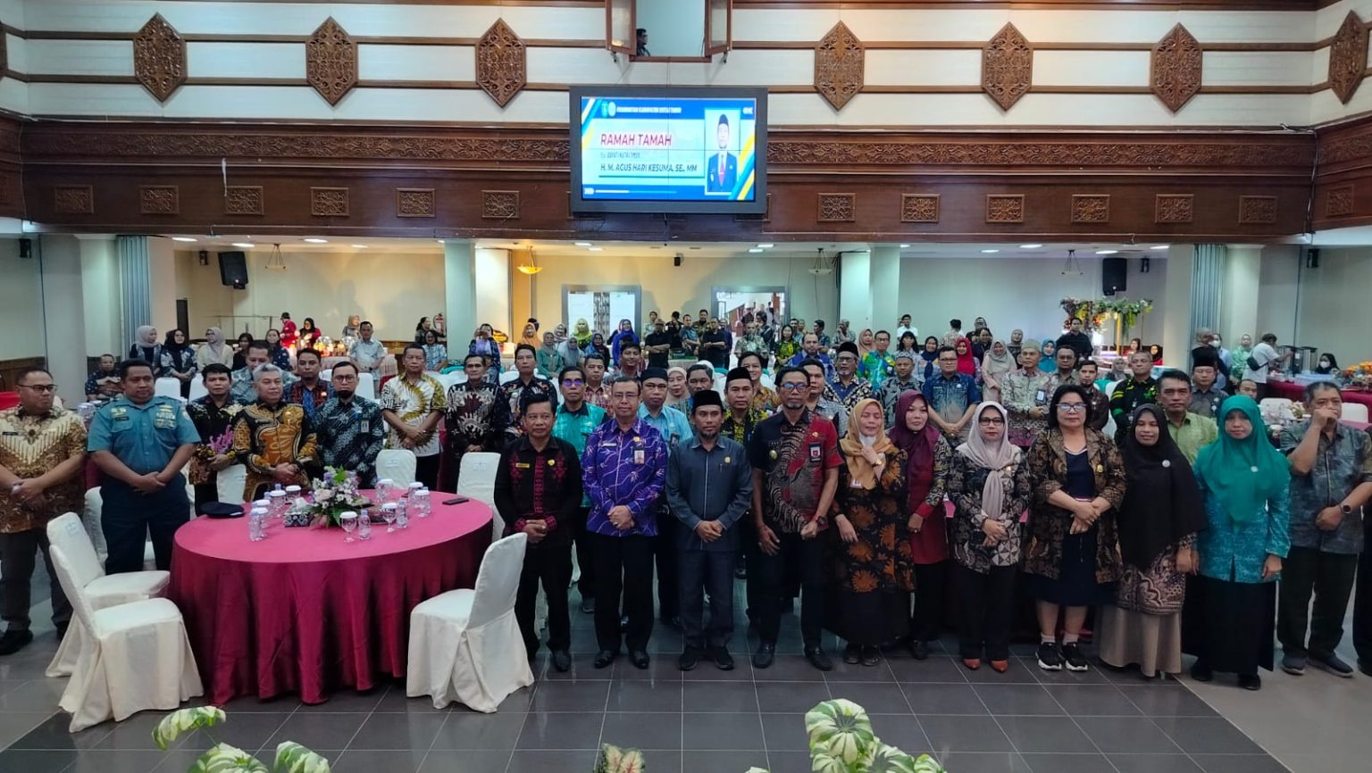 Pj Bupati Kutim Agus Hari Kesuma Akhiri Masa Jabatan dengan Ramah Tamah Haru Suasana ramah tamah di Gedung Meranti, Kantor Bupati Kutim, Kamis (21/11/2024).