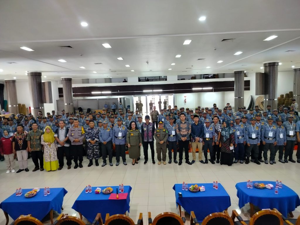 Pjs Bupati Kutim, H.M. Agus Hari Kesuma (AHK), secara resmi mengukuhkan 1.402 anggota Satlinmas