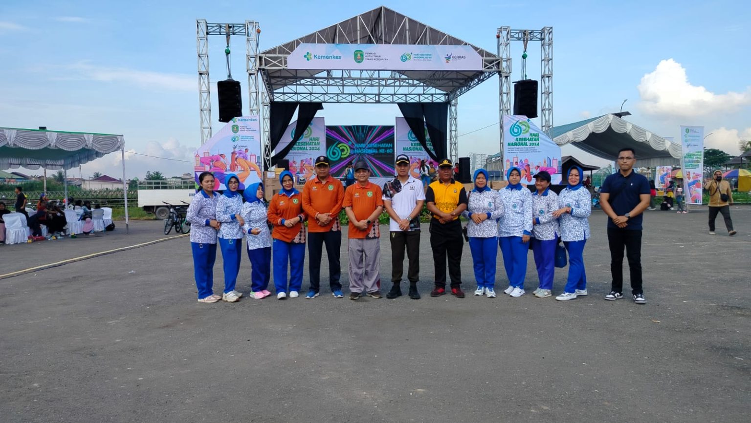 Dinkes Kutim menggelar Germas dan bakti sosial di Hari Kesehatan Nasional (HKN) Ke-60 di POlder Ilham Maulana, Minggu(17/11/2024)