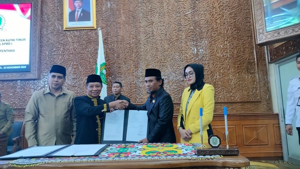 Rapat Paripurna DPRD Kutim, Pemkab Tanggapi Pandangan Umum Fraksi Tentang APBD 2025 Paripurna ke-21 DPRD Kutim dipimpin oleh Ketua DPRD Kutim, Jimmi.