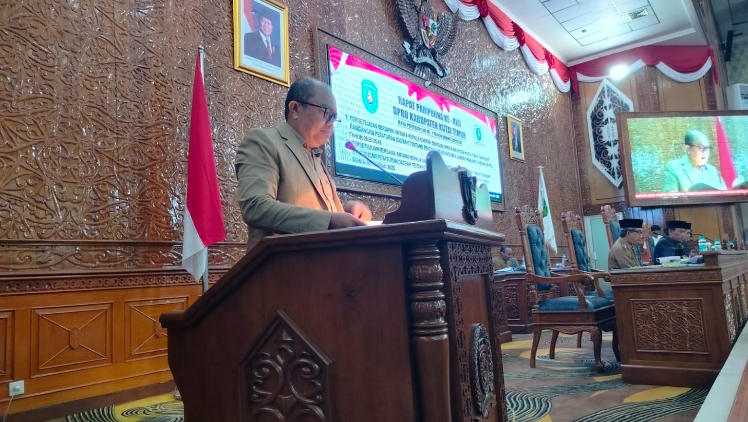 Fraksi PIR Beri Catatan Penting pada Raperda APBD 2025 Ketua Fraksi Fraksi Persatuan Indonesia Anggota DPRD Kutim dr Novel Tyty Paembonan