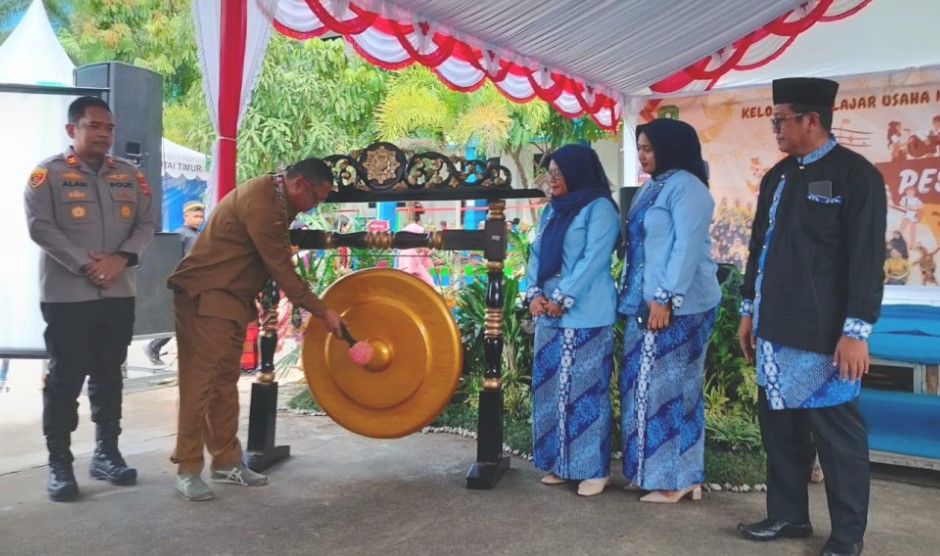 Kabid SMP Disdikbud Kutim, Muhammad Ilham membuka secara resmi membuka pesta karya ke X di halaman SMPN 1 Sangatta Utara, Senin (4/11/2024)