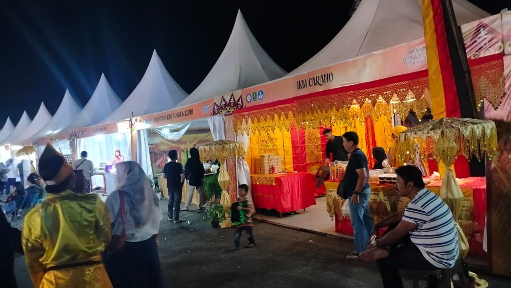 Suasana pentas seni festival adat tradisi kuliner Nusantara