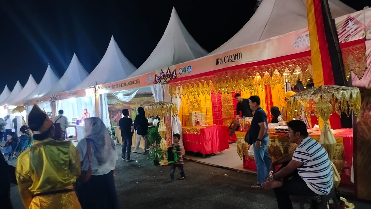 Puluhan Paguyuban di Kutim Meriahkan Pentas Seni Festival Adat Tradisi Kuliner Nusantara Suasana pentas seni festival adat tradisi kuliner Nusantara