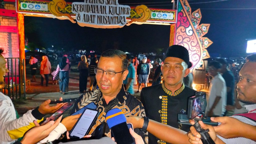 Poniso Resmikan Pentas Seni dan Festival Adat Tradisi Kuliner Nusantara di Polder Sangatta Asisten Pemerintahan dan Kesejahteraan Rakyat Sekretariat Kabupaten Kutim, Poniso Suryo Renggono