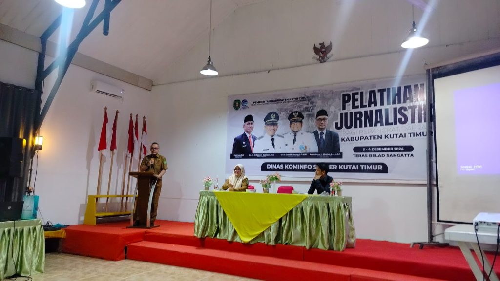 Kepala Diskominfo Staper, Ronny Bonar H. Siburian, membuka pelatihan bagi perangkat daerah di Hotel Teras Balad, Selasa (3/12/2024)