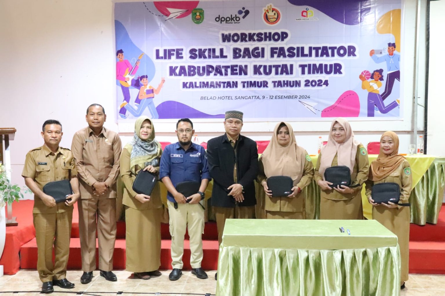 Kepala DPPKB Achmad Junaidi B menyerahkan kendaraan operasional kepada sejumlah pejabat di lingkunga DPPKB Kutim di Teras Belad Cafe and Resto, Selasa (10/12/2024)