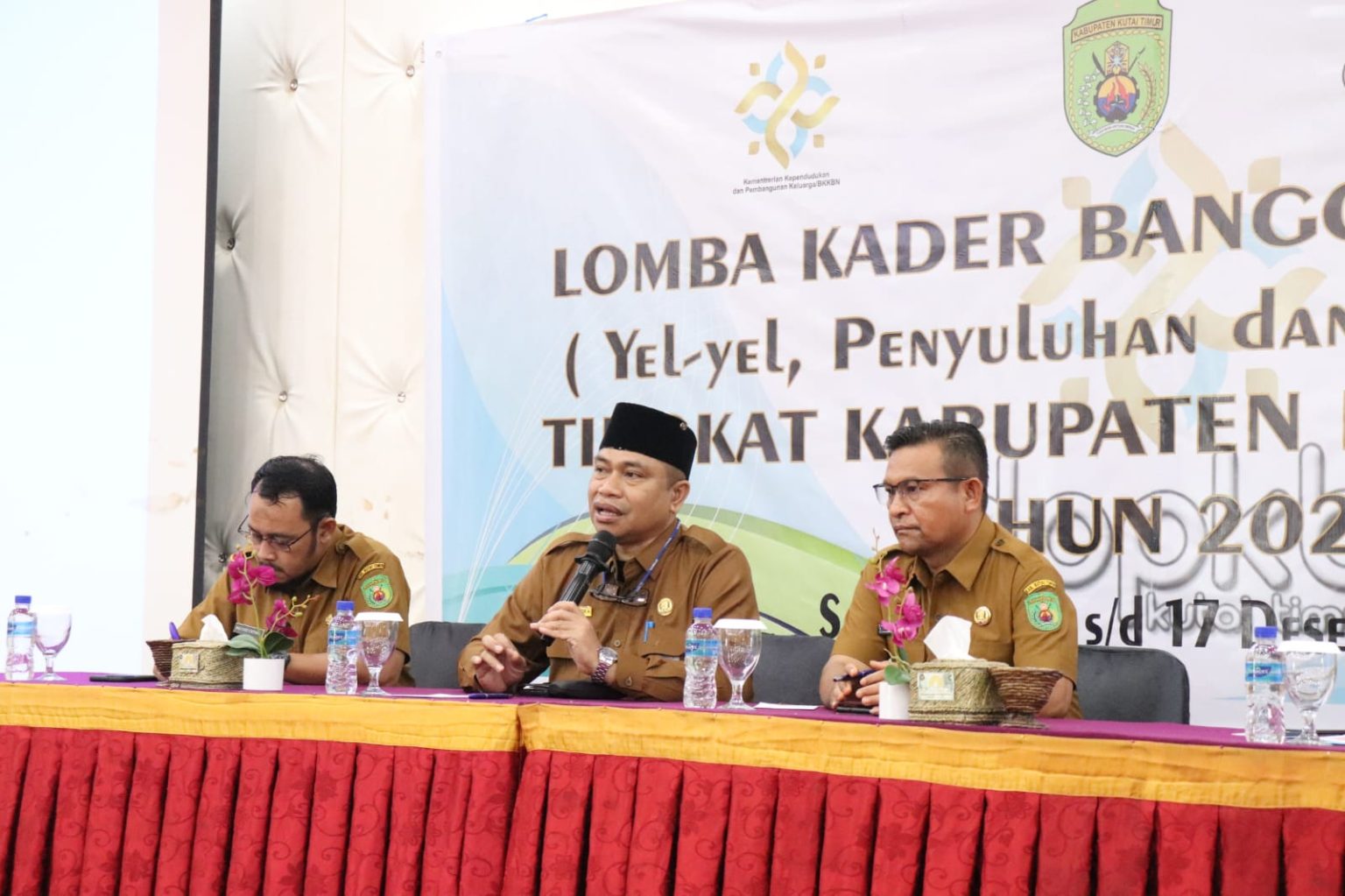 Kadis DPPKB Kutim Tekankan Pentingnya Fokus pada Program Bangga Kencana Kepala Dinas Pengendalian Penduduk dan Keluarga Berencana (DPPKB) Kutai Timur (Kutim), Achmad Junaidi B (tengah)
