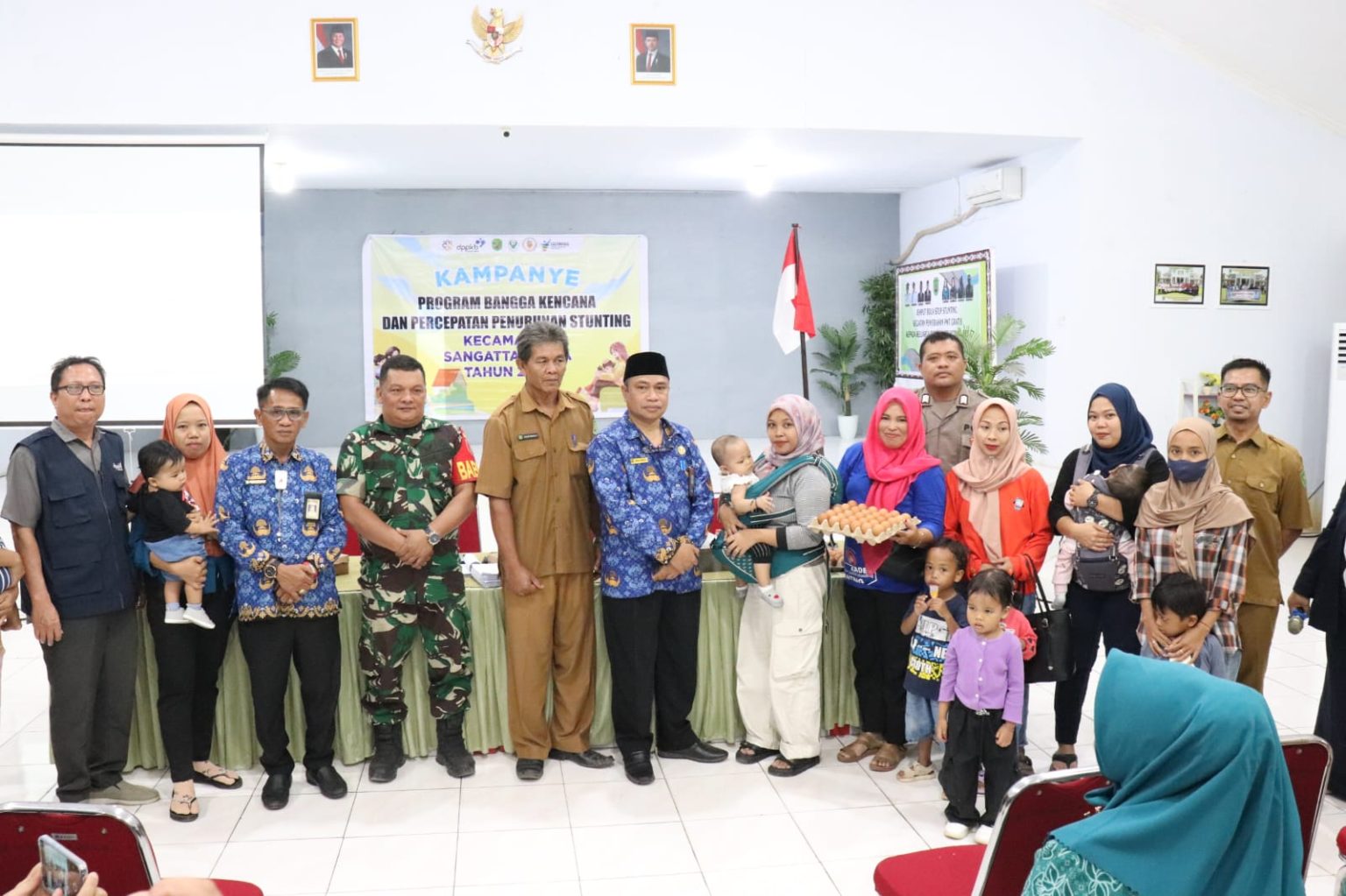 DPPKB Kutim Kampanye Program Bangga Kencana dan Percepatan Penurunan Stunting di Balai Pertemuan Umum (BPU), Desa Sangatta Utara, Selasa (17/12/2024)