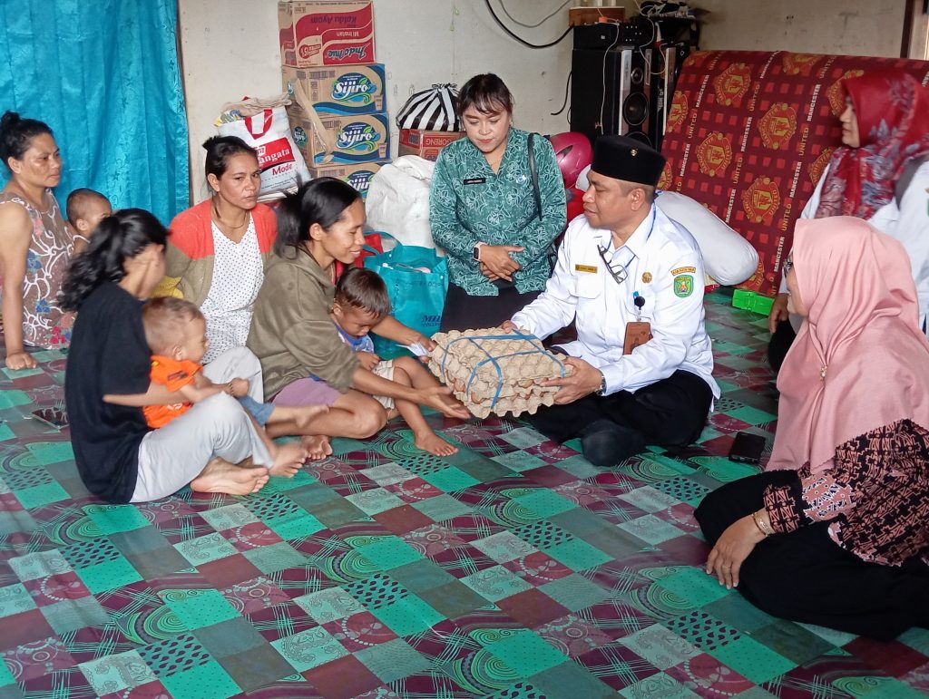 Kadis DPPKB Kutim Achmad Junaidi B bersama Ketua TP-PKK Kutim, Siti Robiah, mengunjungi keluarga berisiko stunting di Jalan Majai, Desa Sangatta Utara, Rabu (18/12/2024).