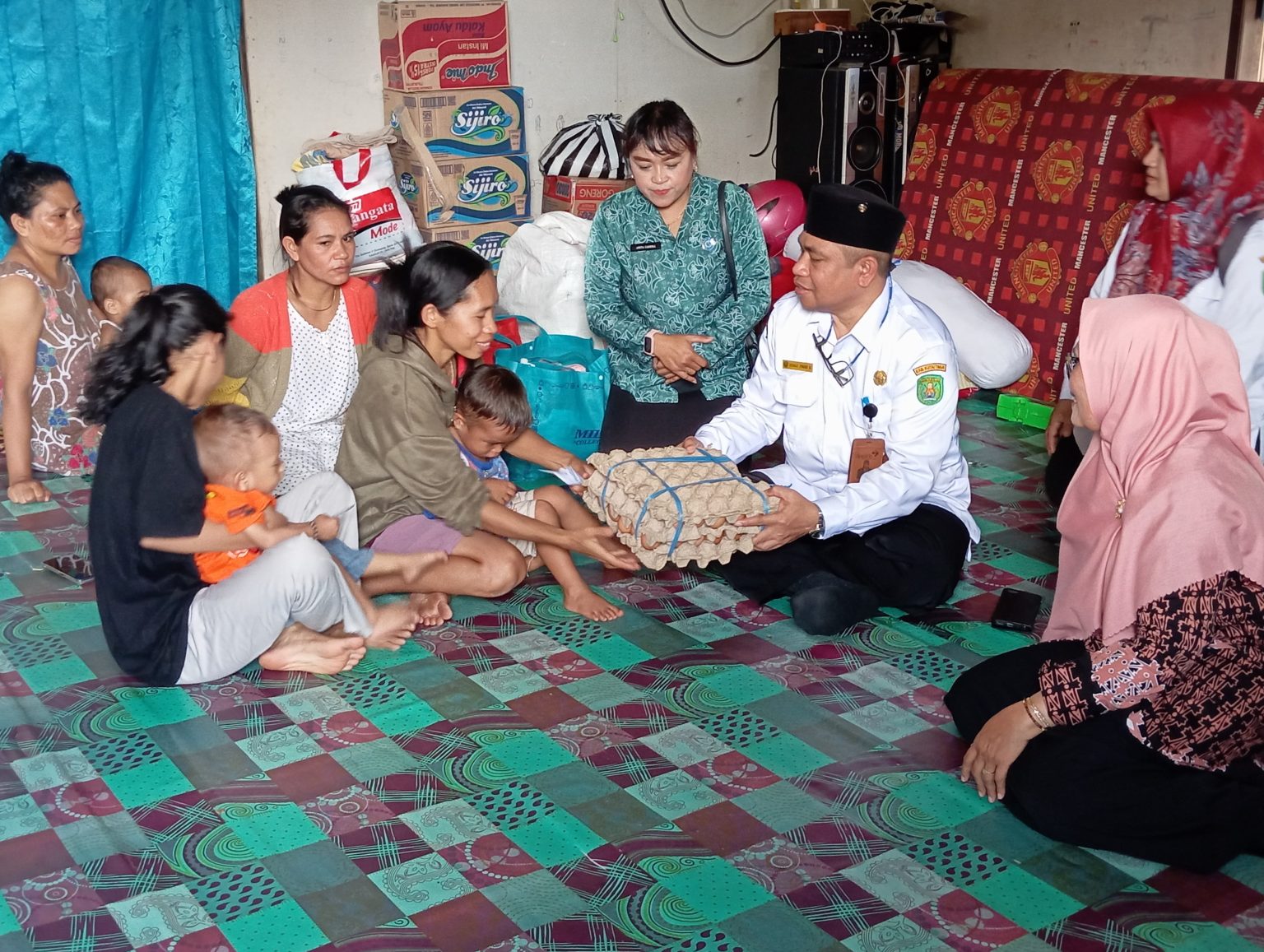 Kadis DPPKB Kutim Achmad Junaidi B bersama Ketua TP-PKK Kutim, Siti Robiah, mengunjungi keluarga berisiko stunting di Jalan Majai, Desa Sangatta Utara, Rabu (18/12/2024).