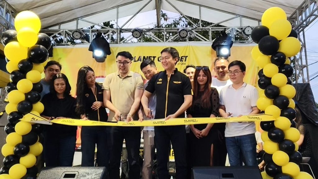 Planet Gadget Resmi Hadir di Mojokerto: Destinasi Terbaru untuk Pecinta Teknologi King Kevin, CEO Planet Gadget saat opening gunting pita Planet Gadget store Mojokerto, Sabtu (21/12/2024)