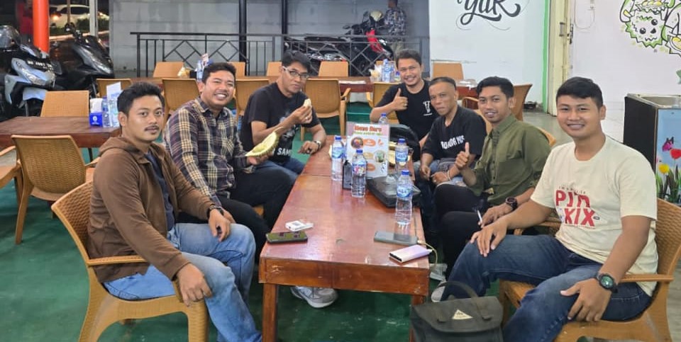 Kunjungan Ketua Umum PJS ke Jambi: Wujudkan Jurnalis Profesional dan Berintegritas Ketum DPP PJS saat berdiskusi dengan Pengurus DPD dan DPC di Jambi, Senin (23/12/2024)