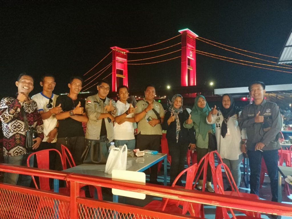 Ketua Umum PJS Dorong Penguatan Organisasi di Sumatera Selatan Ketum DPP PJS Mahmud Marhaba bersama Pengurus DPD PJS Sumsel didampingi pengurus DPC PJS se Sumsel, Selasa (24/12/2024) di Dermaga Pasar 16 Ilir Benteng Tuko Besa Kota Palembang