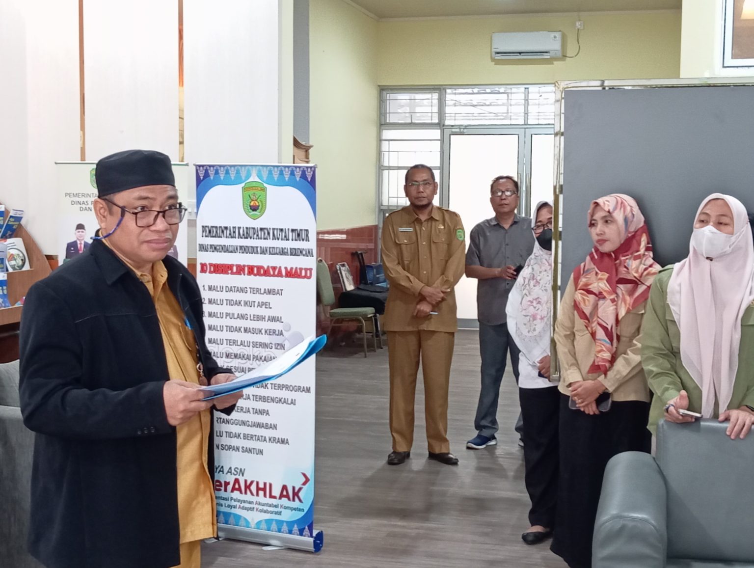 Kepala DPPKB Kutim Evaluasi Kinerja dan Perkuat Silaturahmi Pegawai Jelang Akhir Tahun Kepala Dinas Pengendalian Penduduk dan Keluarga Berencana (DPPKB) Kutai Timur (Kutim), Achmad Junaidi