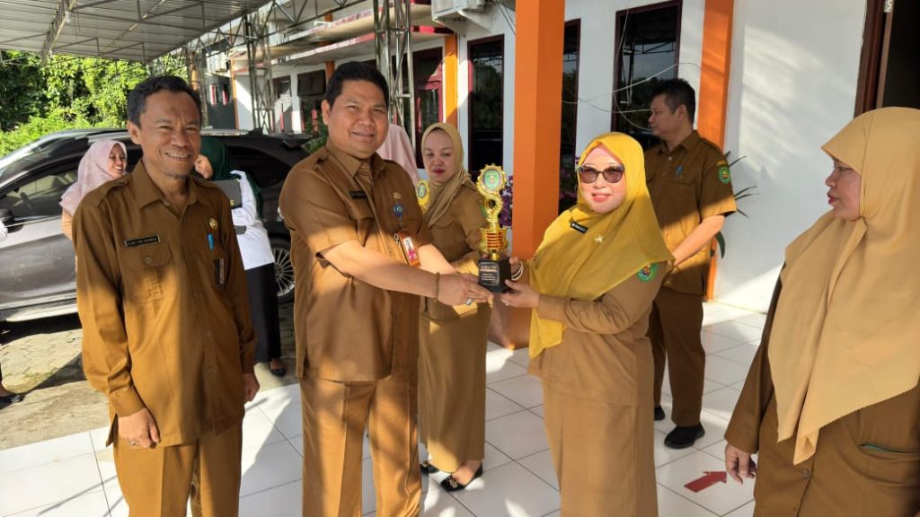 Realisasi 98,83 Persen, Dinsos Kutim Apresiasi Bidang Keuangan dengan Reward Kepala Dinsos H Ernata Hadi Sujito memberitkan penghargaan kepada Bidang berprestasi di lingkungan Dinsos Kutim
