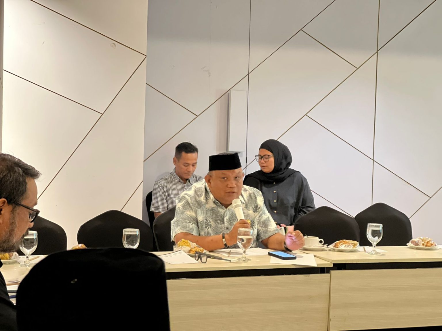 Pansus DPRD Kaltim Bahas Pedoman Penyusunan Pokok-Pokok Pikiran, Fokus pada Kepentingan Publik Dr. Agusriansyah Ridwan, Sekretaris Frasksi PKS DPRD Kaltim saat rapat Pansus mengenai pedoman Pokir di Balikpapan