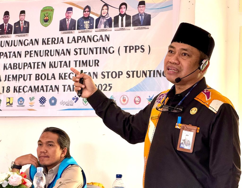 Dari Data hingga Aksi: Upaya Nyata TPPS Kutim Atasi Stunting di Batu Ampar Sekretaris TPPS Kutim Achmad Junaidi B saat melakukan kunjungan Kerja Lapangan atau Cap Jempol Stop Stunting di kecamatan Batu Ampar