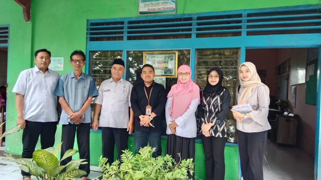 Komnas PA Jatim Ungkap Fakta Mengerikan Penganiayaan Anak di Mojokerto Jaka Prima, Sekjen Komnas Perlindungan Anak (Komnas PA) Jawa Timur (Baju Hitam) saat mengunjungi sekolah korban