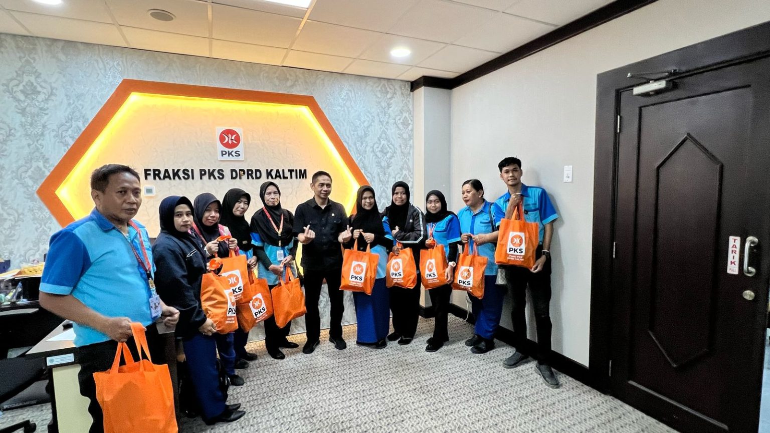 Nikmatnya Keberkahan Ramadan, Fraksi PKS Kaltim Berbagi THR untuk Pamdal dan CS DPRD Ketua Fraksi PKS Kaltim, Firnadi Ikhsan