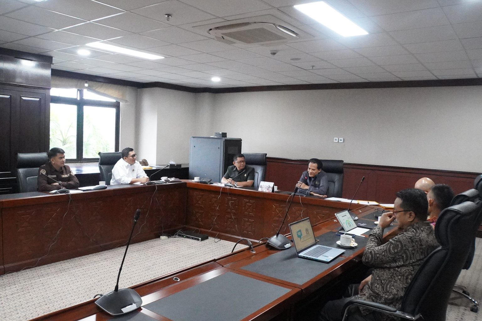 Subandi, Ketua Badan Kehormatan (BK) DPRD Kaltim saat menerima kunjungan BK Kota Sukabumi di Gedung DPRD Kaltim, Senin (28/4/2025)