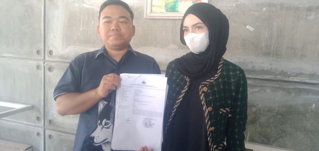 Influencer Jombang Lapor Polisi, Dituding Secara Sepihak di TikTok Resti Indah Magfiroh, influencer asal Jombang, didampingi kuasa hukumnya, Jaka Prima, setelah melaporkan dugaan pencemaran nama baik dan fitnah di media sosial ke Polres Jombang, Jawa Timur, Sabtu (03/05/2025)