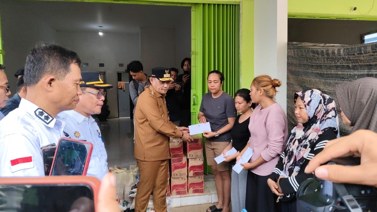Seno Aji Tinjau Lokasi Longsor di Lempake, Serahkan Bantuan