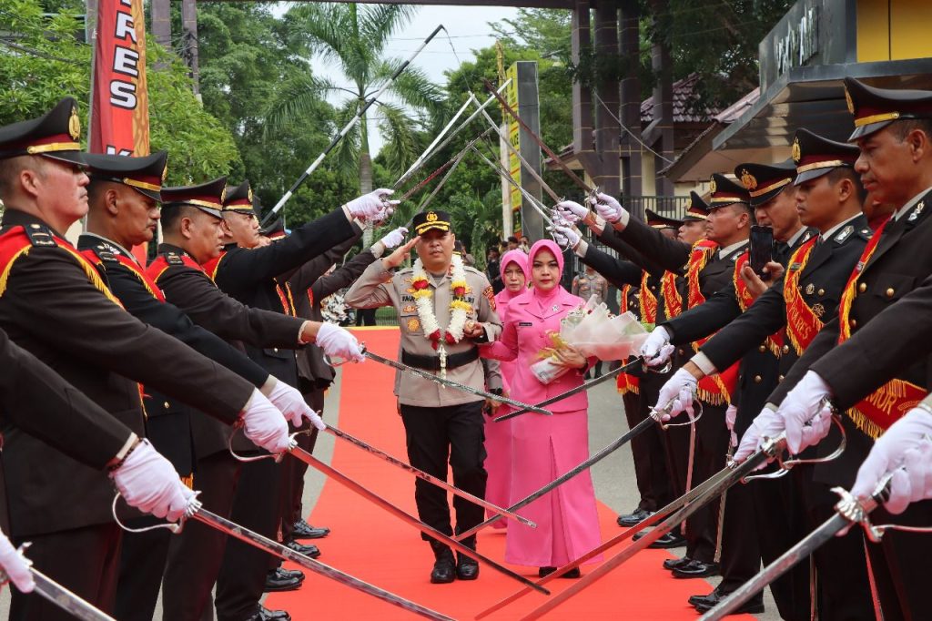 Kapolres Kutim Berganti, Tradisi Penuh Hormat Warnai Serah Terima