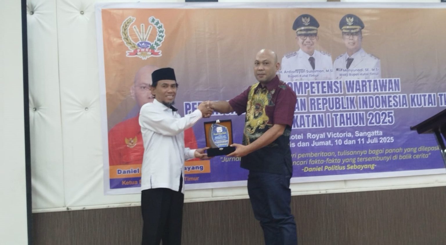 Ketua DPRD Kutim, Jimmi, menutup UKW PWRI Kutim di Hotel Royal Victoria, Sangatta Utara, Jumat (11/7/2025).