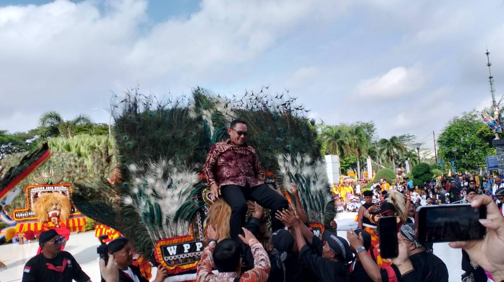 Seno Aji Terharu Saksikan Kirab EBIFF 2025, Budaya Dunia Bersatu di Kaltim Wakil Gubernur Seno Aji