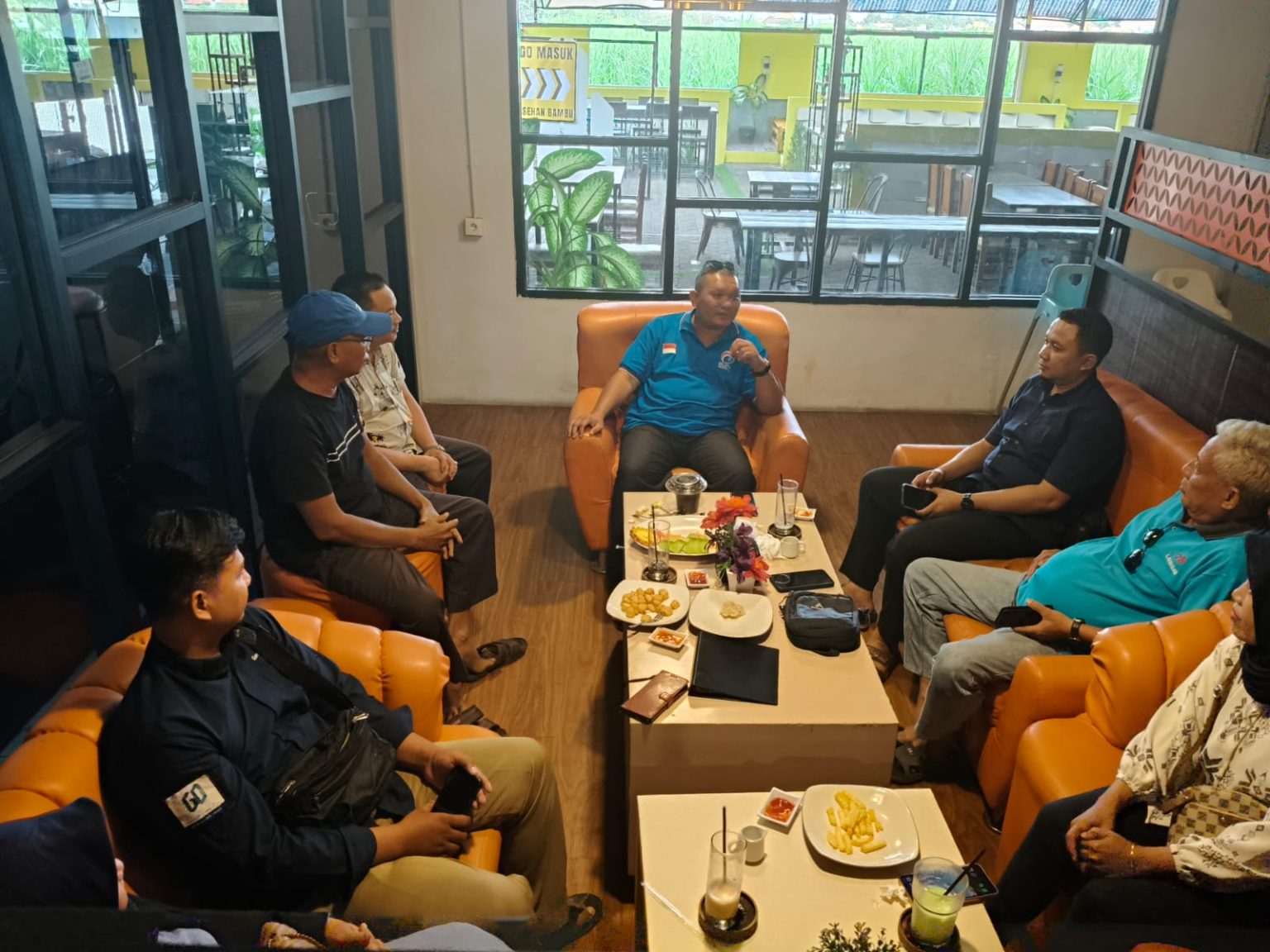 Mas Ryan Pimpin Rakor Perdana DPD Gelora Sidoarjo Ketua DPD Partai Gelora Sidoarjo, Rianumi Asghori (Mas Ryan) saat memimpin Rakor perdana DPD Gelora di di Papaloma Cafe & Resto Sidoarjo, Senin (18/8/2025) (Dok. DPD Gelora Sidoarjo)