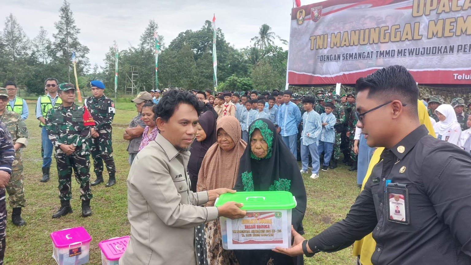 Jimmi: TMMD Teluk Pandan Bukti Nyata Percepatan Pembangunan Terpadu Jimmi, Ketua DPRD Kutim saat memberikan bantuan kepada masyarakat Teluk Pandan, Kamis (21/8/2025)