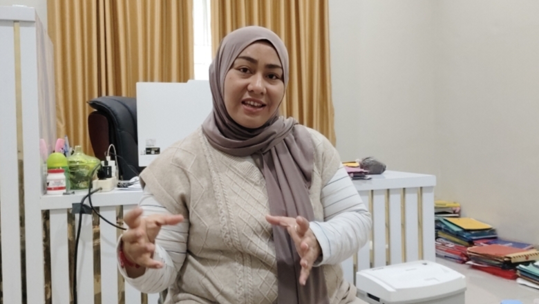 Kepala Desa Singa Gembara, Hamriani Kassa,