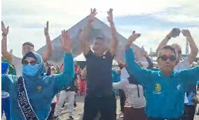 Ardiansyah Sulaiman, Bupati Kutim bersama ibu Bupati saat mengikuti senam bersama HKN ke-61 di Polder Ilham Maulana (AN/Etara.id)
