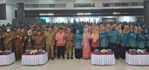 seminar keluarga bertema “Sinergi Ayah-Ibu Mewujudkan Pengasuhan Berkualitas untuk Kutim Hebat”, Senin (24/11/2025), di Ruang Akasia GSG Bukit Pelangi.