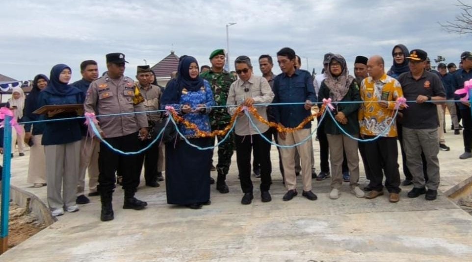 TPU Sangatta Indah Diresmikan, Fasilitas Gratis dengan Lahan 4,95 Hektare Kepala Disperkim Kutim, Ahmad Iip Makruf mendampingi Bupati Kutai Timur H Ardiansyah Sulaiman saat meresmikan aman Pemakaman Umum (TPU) Sangatta Indah di kawasan simpang Ring Road, Jalan Santai, Sangatta Selatan (Foto: Humas Perkim)