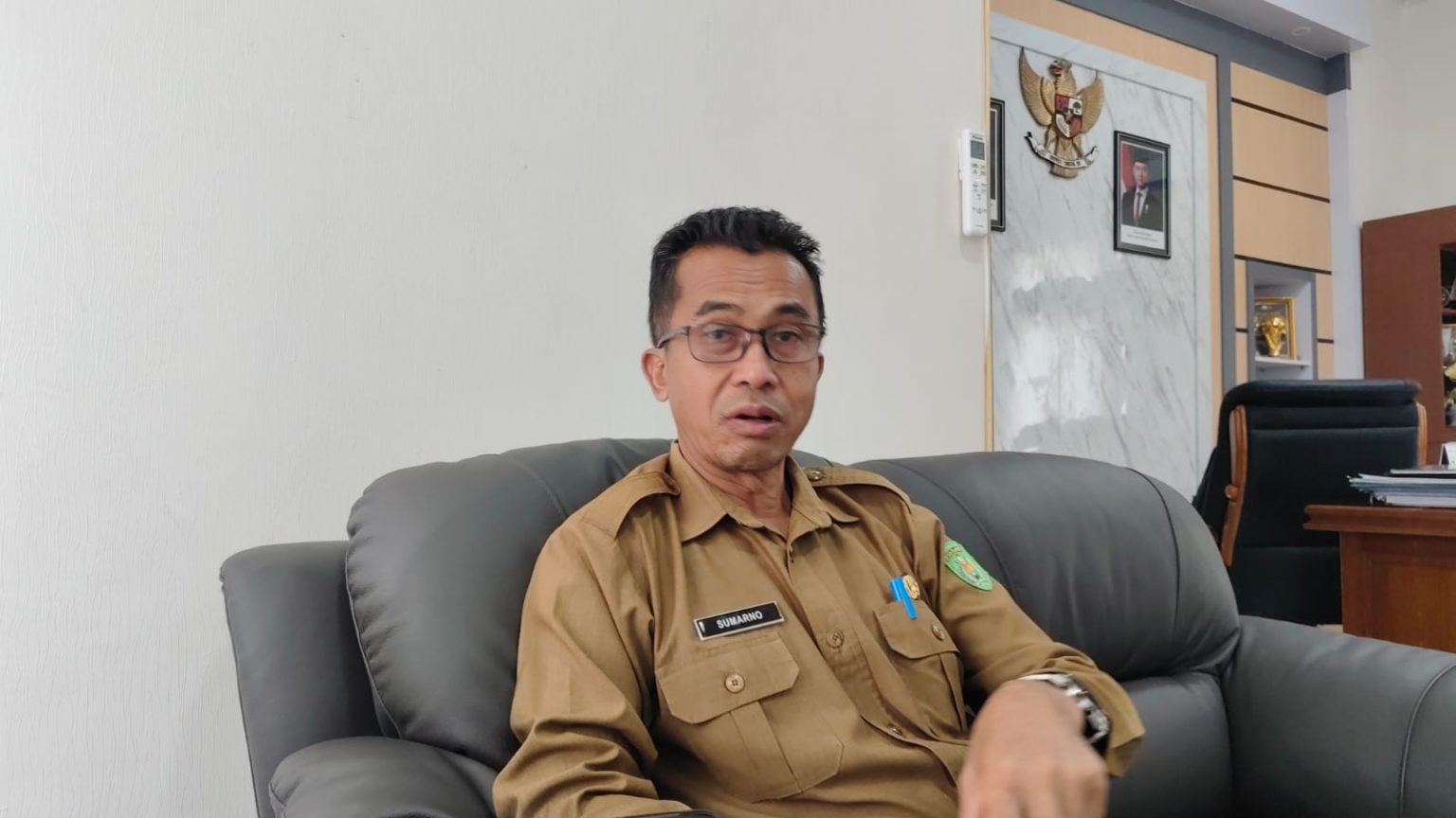 Plt. Kepala Dinas Kesehatan Kutim, Sumarno saat diwawancarai di Ruang Kerjanya, Selasa (18/11/2025)