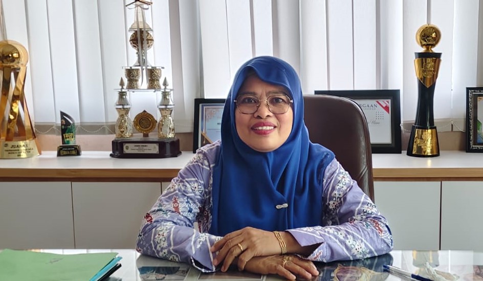 Camat Sangatta Utara, Hasdiah Dohi, saat diwawancara di ruang kerjanya pada Jumat (21/11/2025).