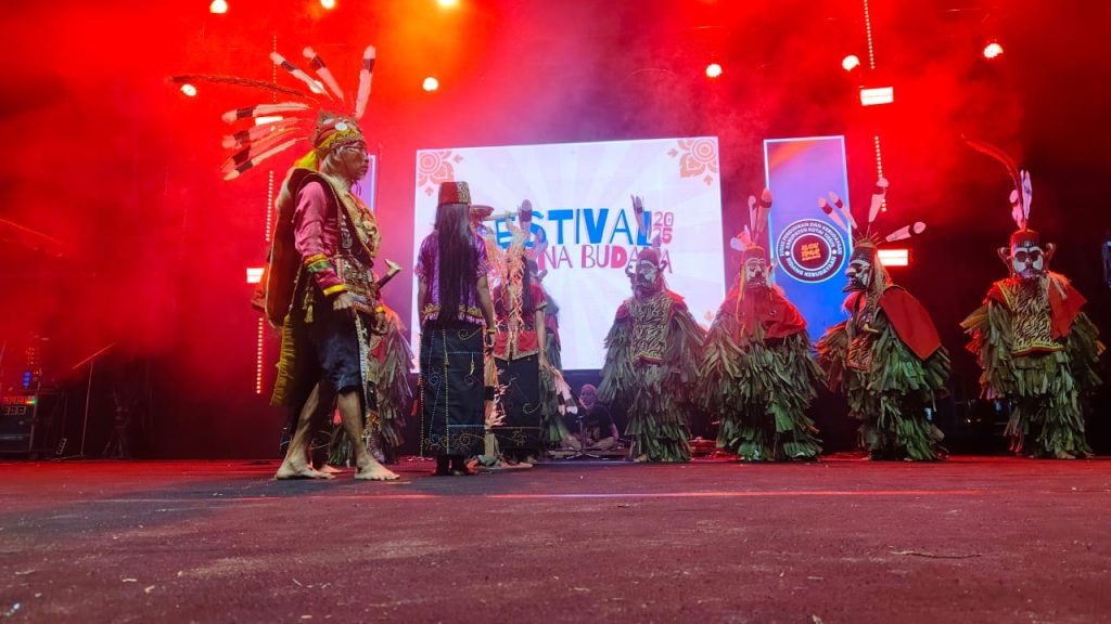Tari Hudoq Penutup Festival Budaya Kutai Timur 2025