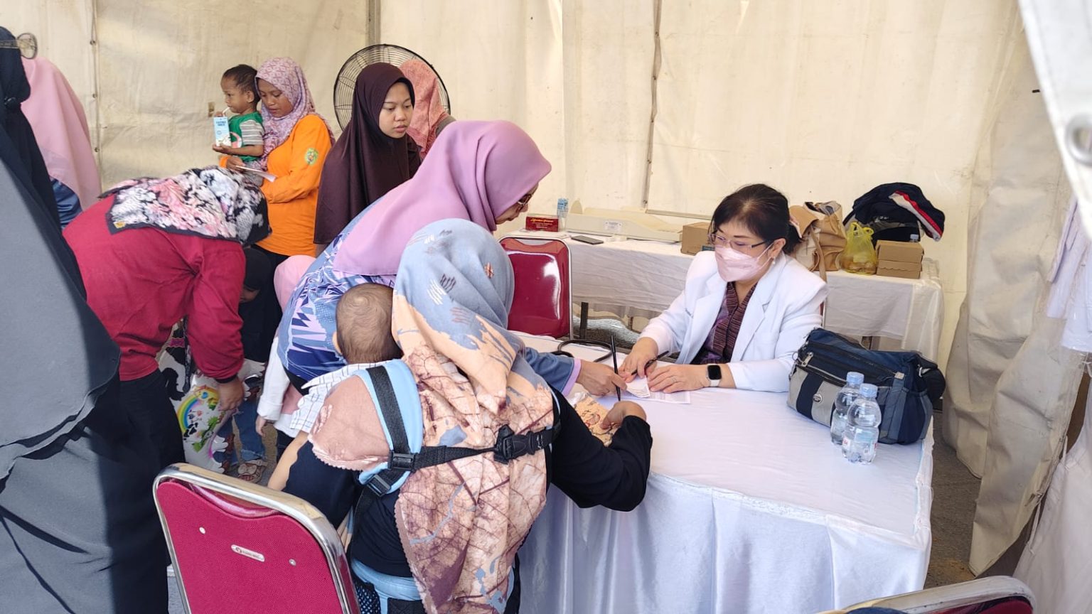 Warga Padati Layanan Cek Kesehatan Gratis di HKN Kutim Cek Kesehatan Gratis HKN Kutai Timur ke-61 di Polder Ilham Maulana (AN/Etara.id)